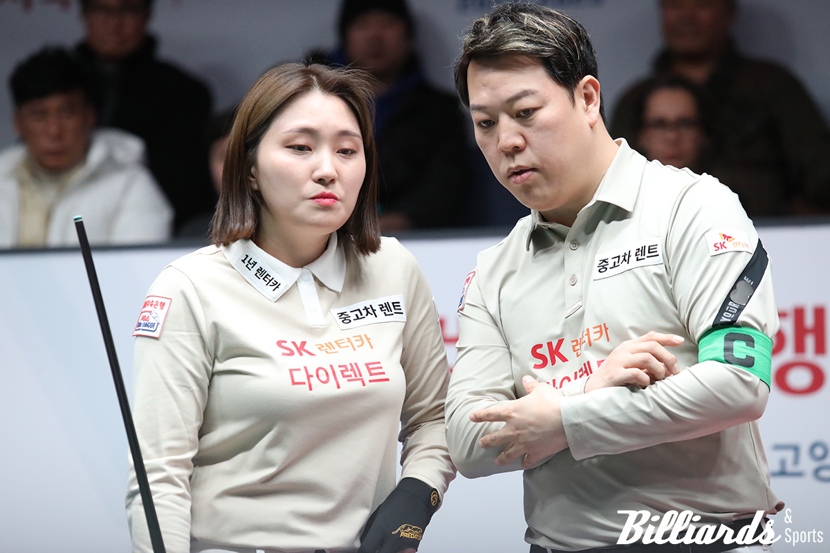 벤치타임아웃을 부르고 주장 강동궁과 상의하고 있는 강지은.