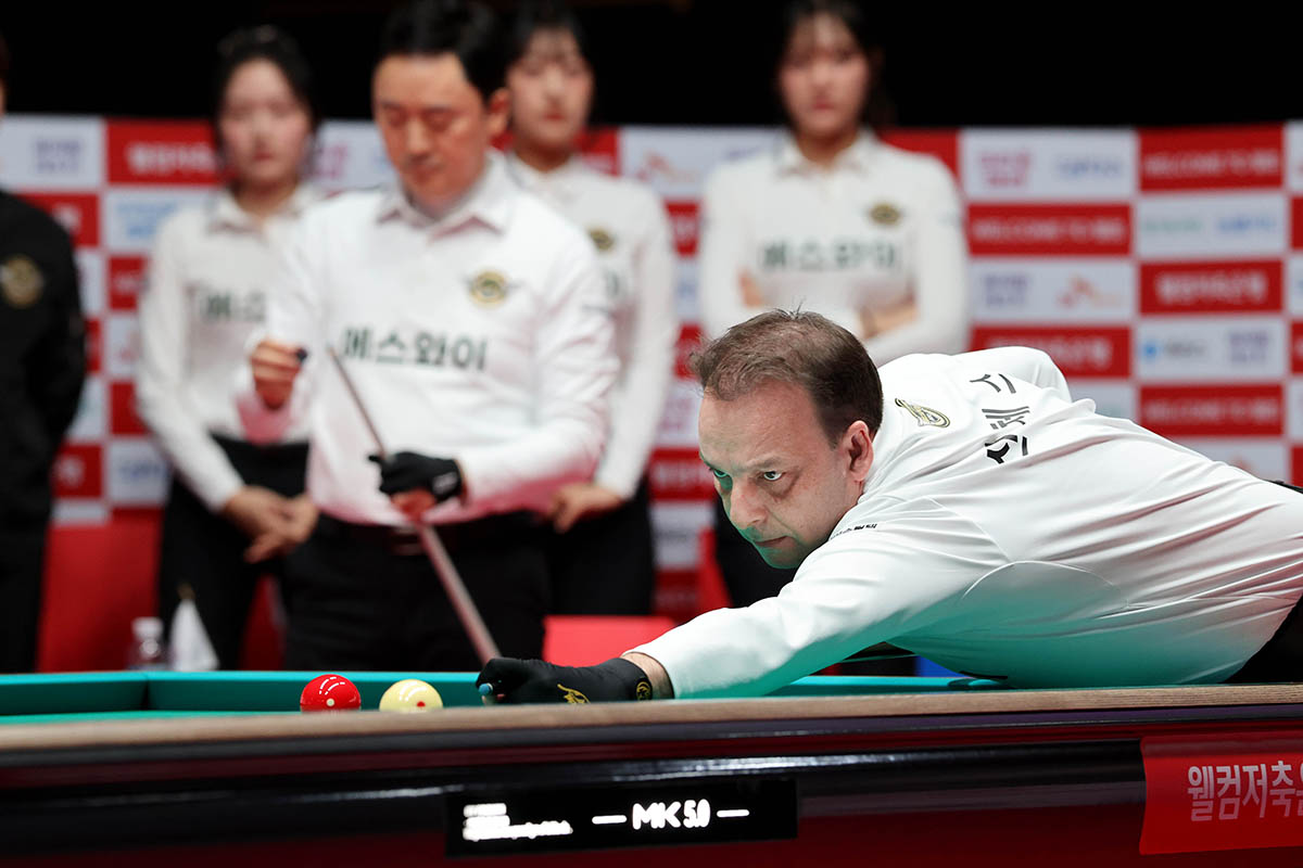 황득희와 호흡을 맞춰 3이닝 만에 11:1로 승리하며 1세트를 차지한 다니엘 산체스(에스와이)