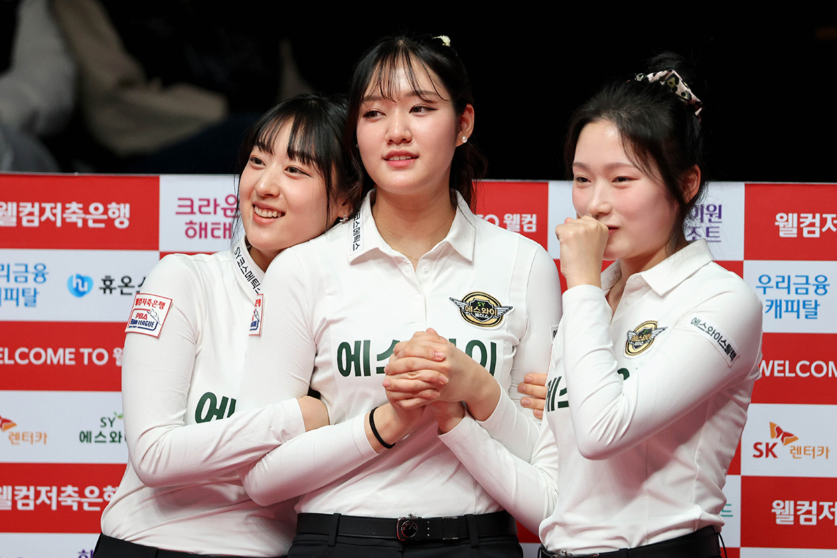 매치포인트에 도달한 박인수의 마지막 샷을 초조하게 지켜보는 에스와이의 장가연, 권발해, 한지은. 