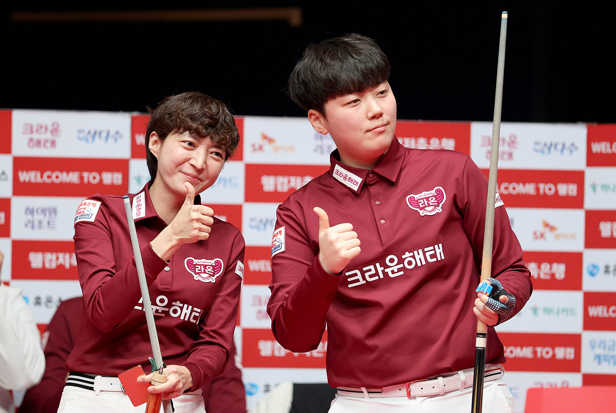 2세트를 승리한 크라운해태의 여자복식팀 임정숙(왼쪽)-백민주.