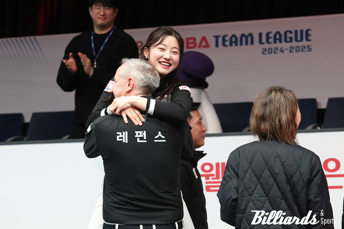 정규리그 1위로 포스트시즌 파이널 진출권을 따낸 SK렌터카의 에디 레펀스와 조예은이 기뻐하고 있다.