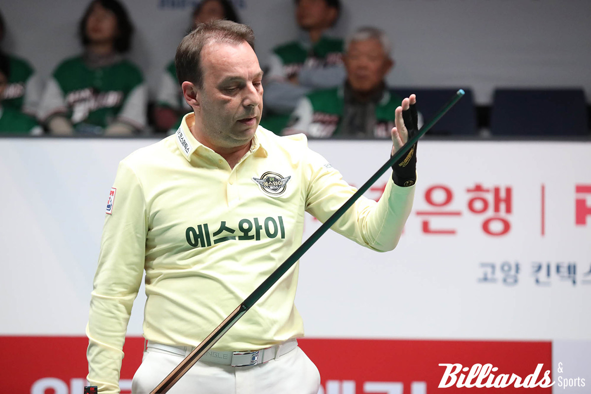 다니엘 산체스(에스와이)는 1세트 무득점으로 패한 뒤 3세트에서도 2득점을 올리는 데 그쳤다.