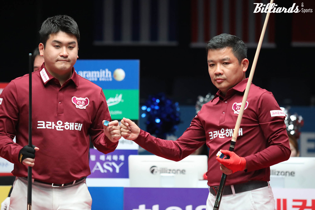 1세트를 승리한 크라운해태 남자복식팀 오태준(왼쪽)과 응우옌득아인찌엔. 