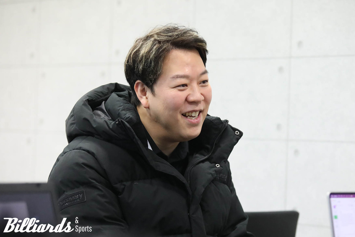 경기 후 인터뷰를 하고 있는 강동궁.