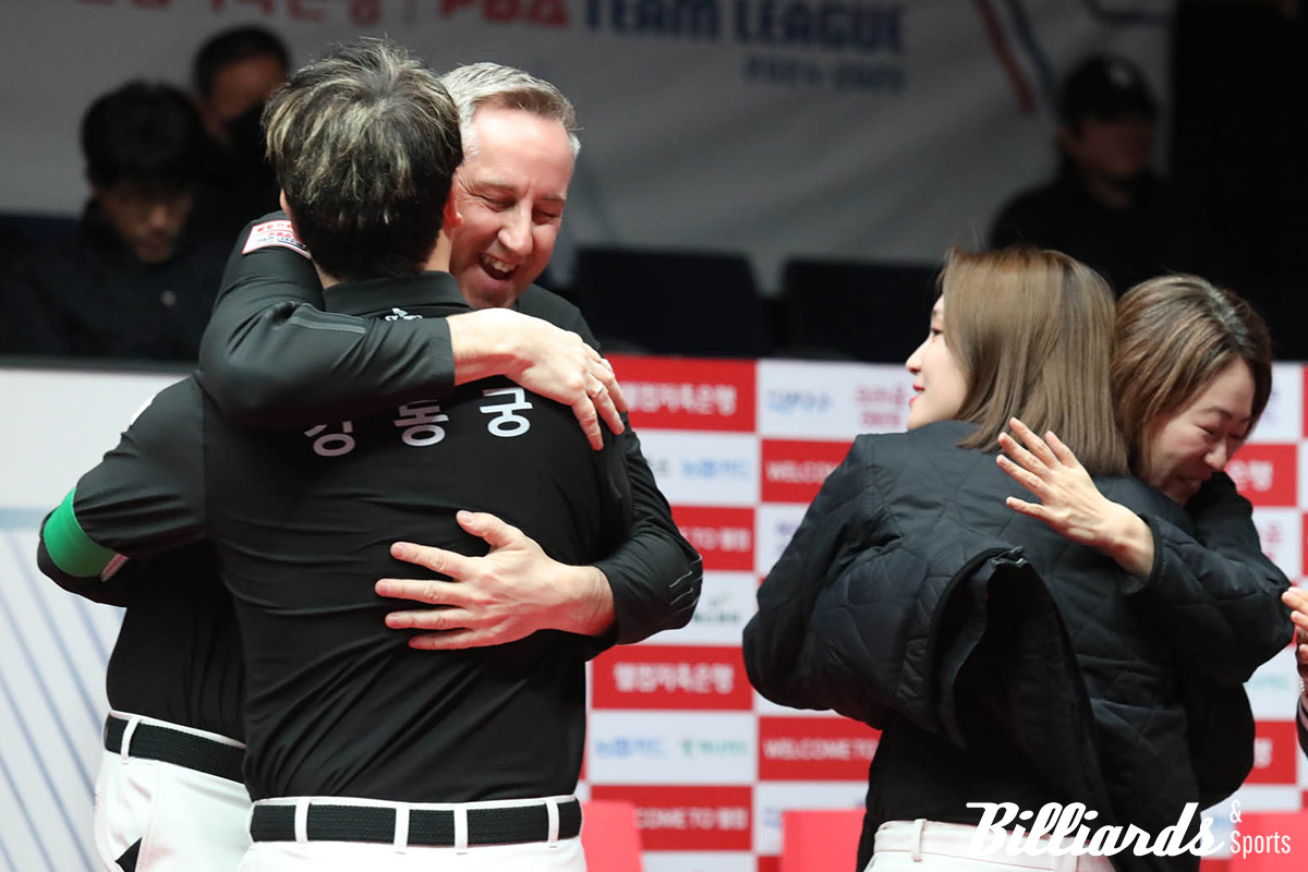 7일차 경기에서 승리 후 포옹하고 있는 에디 레펀스와 강동궁, 그리고 히다 오리에와 강지은. 