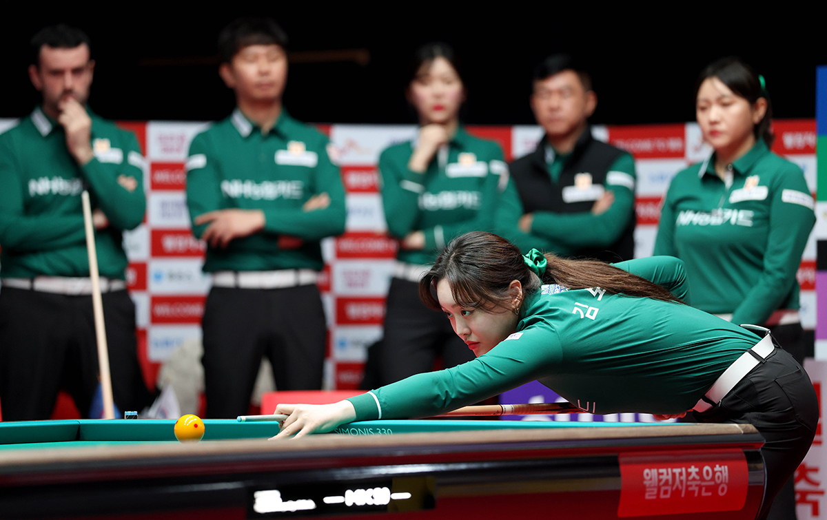 NH농협카드는 1-1에서 3, 4세트를 연달아 내주며 벼랑 끝에 몰렸다.