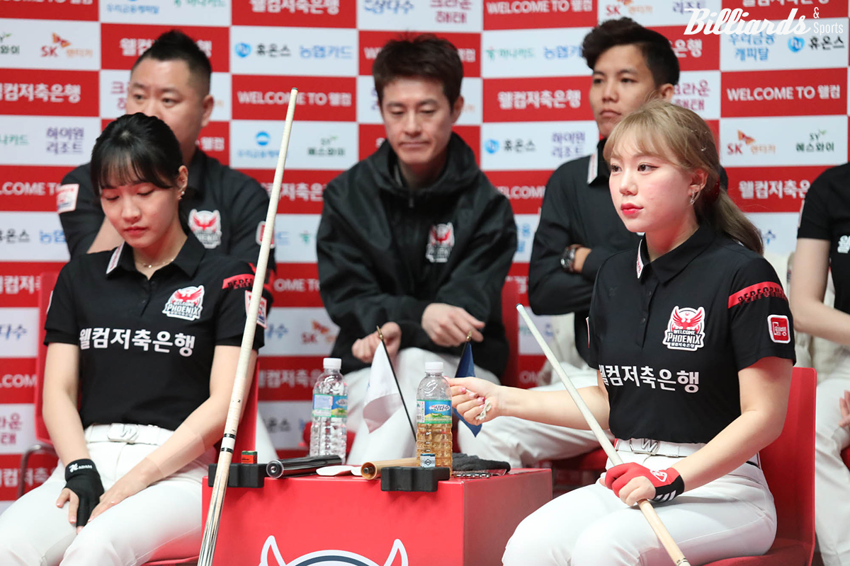 2세트와 6세트를 따낸 웰컴저축은행 김예은(오른쪽). 사진은 2세트에 출전한 최혜미(왼쪽)와 김예은.