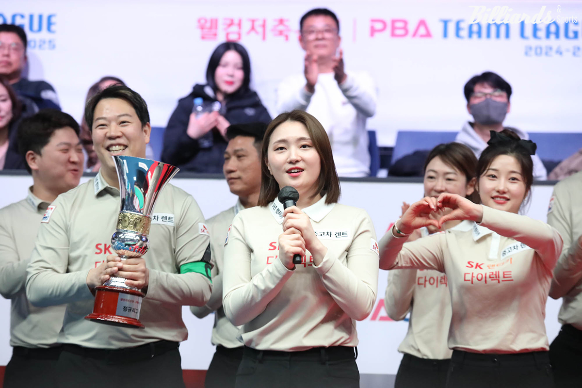 정규리그 우승 시상식에서 인터뷰하는 강지은과 SK렌터카 선수들.