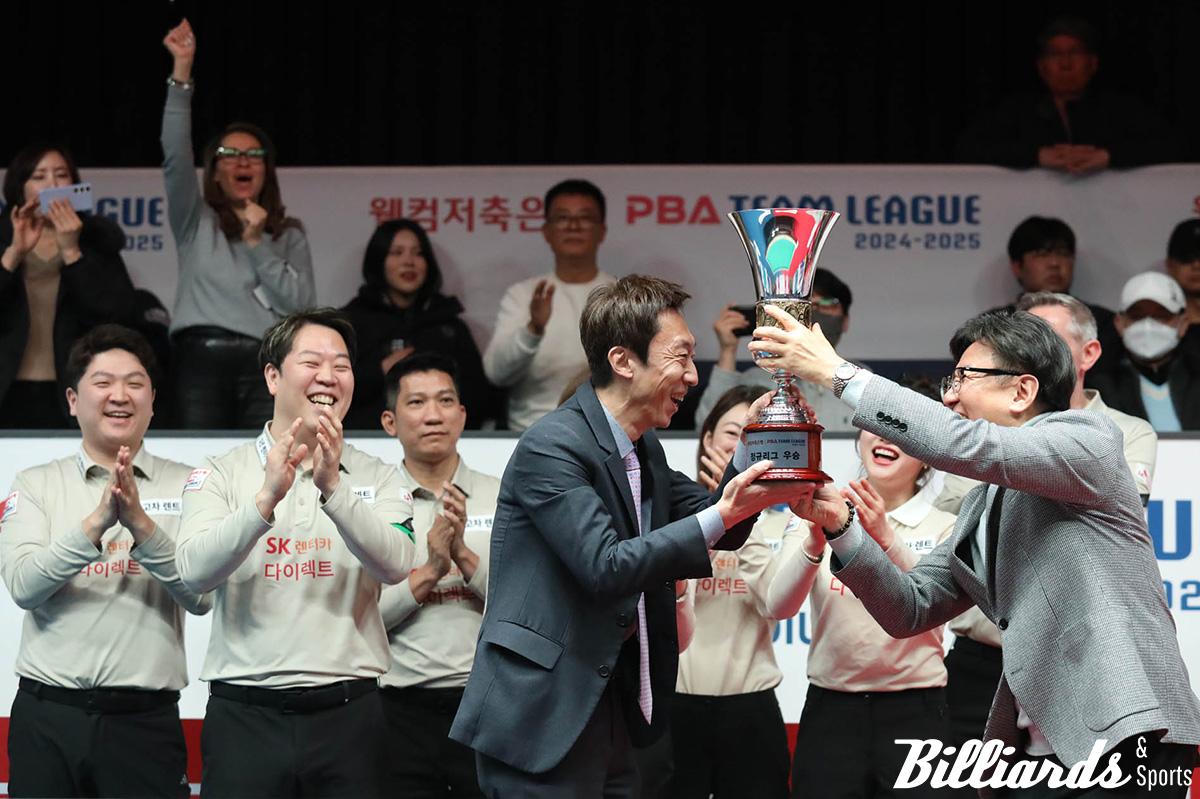 PBA 장상진 부총재에게 정규리그 우승 트로피를 받고 있는 SK렌터카 장봉걸 단장.