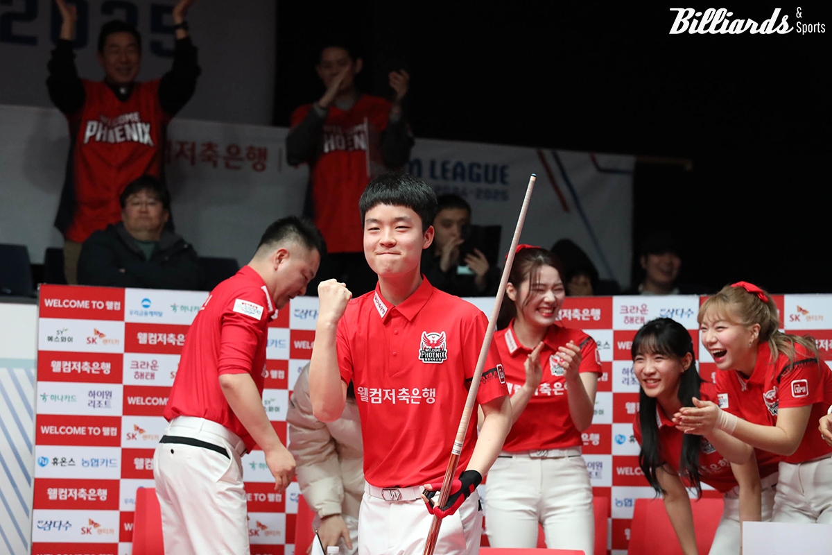 웰컴저축은행이 19일 오후 3시에 열린 '웰컴저축은행 PBA 팀리그 2024-2025' 포스트시즌 와일드카드 1차전에서 NH농협카들르 4-2로 꺾고 준플레이오프 진출을 확정했다. 사진은 3세트에서 승리한 웰컴저축은행 김영원.  사진=고양/이용휘 기자