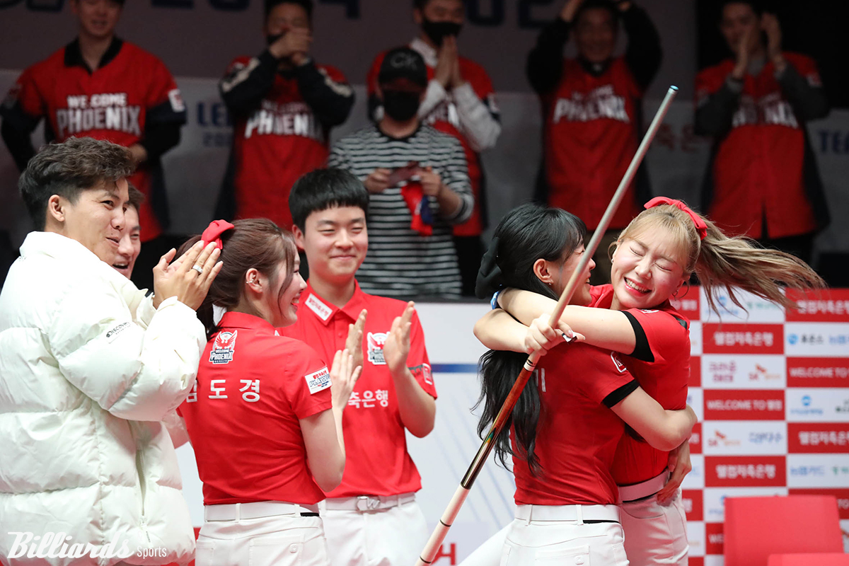 6세트에서 승리한 김예은(웰컴저축은행)이 준플레이오프 진출을 기뻐하는 모습.