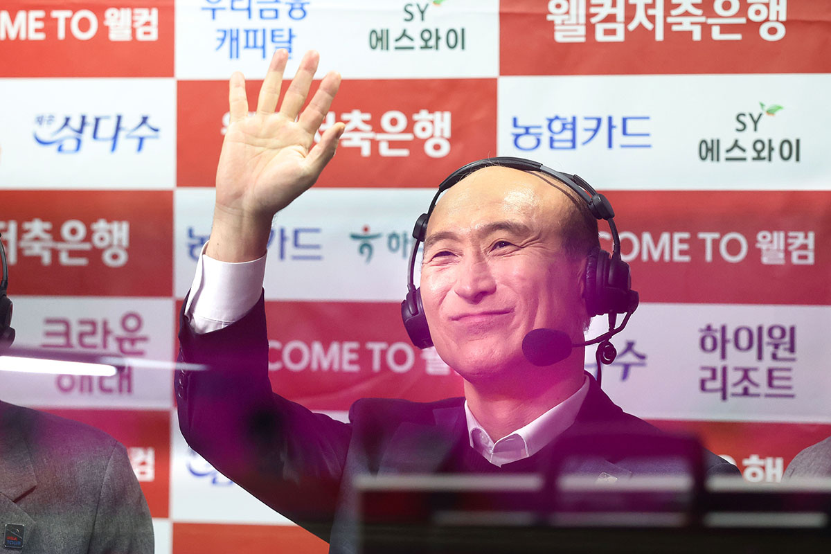 중계석에서 당구 팬들에게 손을 흔들며 인사를 하는 김대웅 대표.