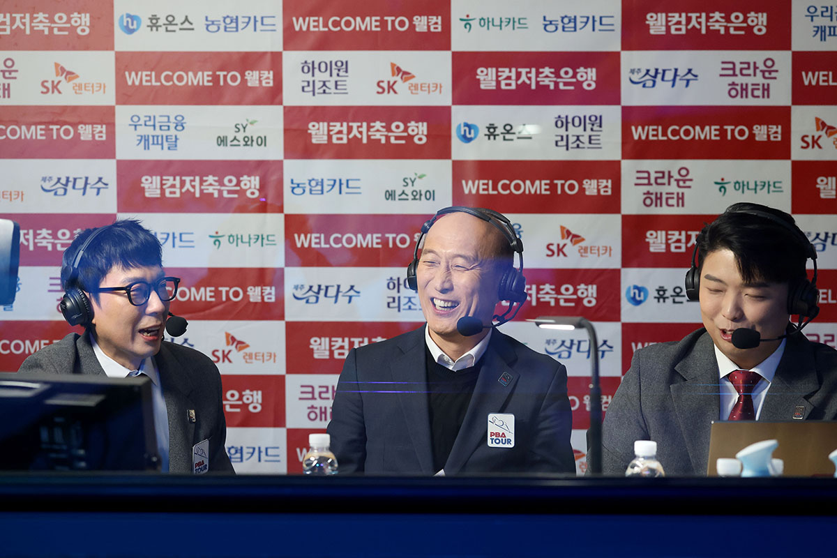 홍종명 해설위원(오른쪽)과 중걔석에 나란히 앉은 김대웅 대표(가운데). 