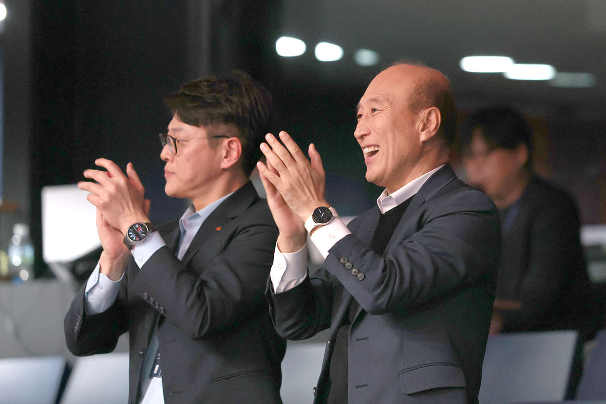 2세트부터 관중석에서 열렬한 응원을 보내고 있는 김대웅 대표.