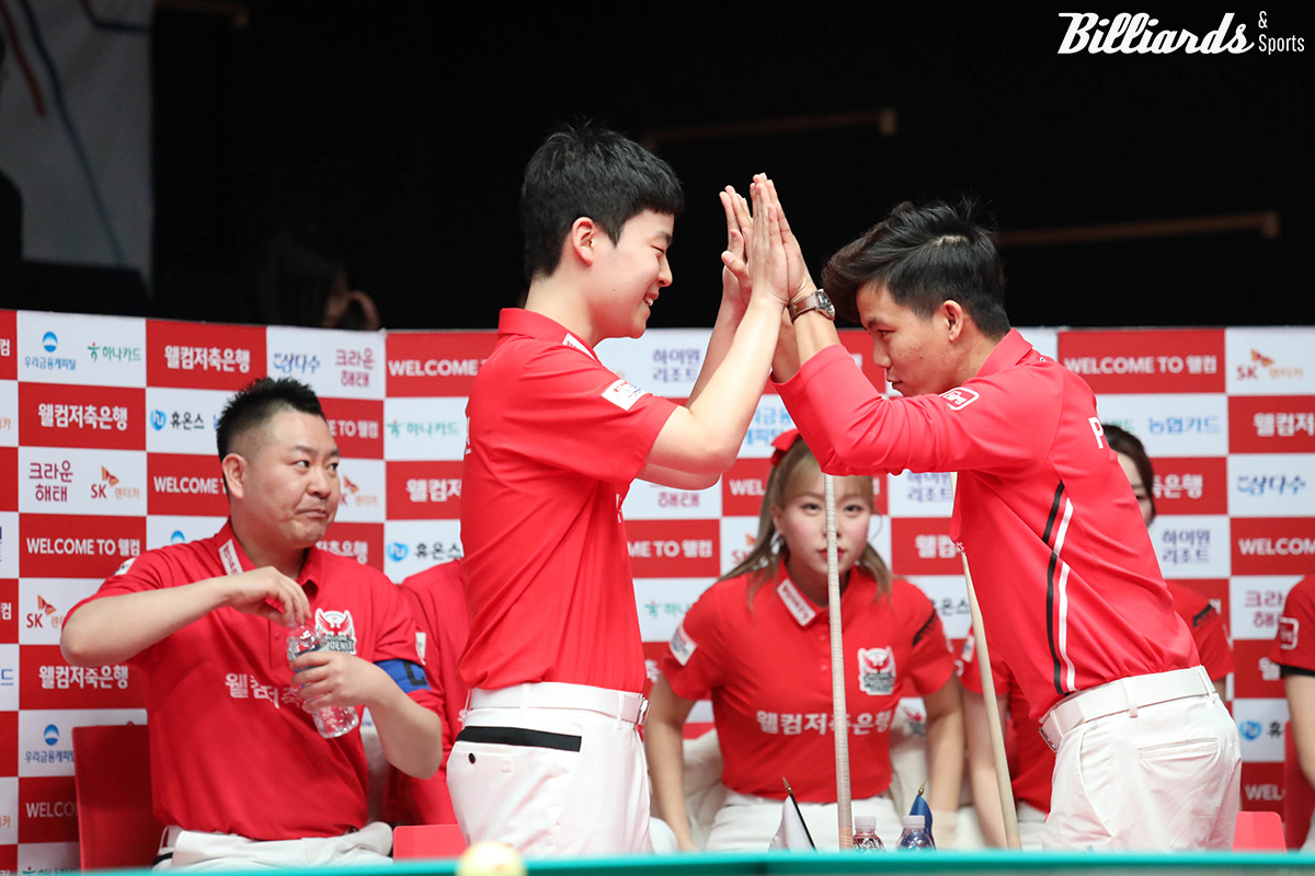 1세트 남자복식에서 승리 후 하이파이브를 하는 웰컴저축은행 김영원과 응우옌프엉린(베트남). 