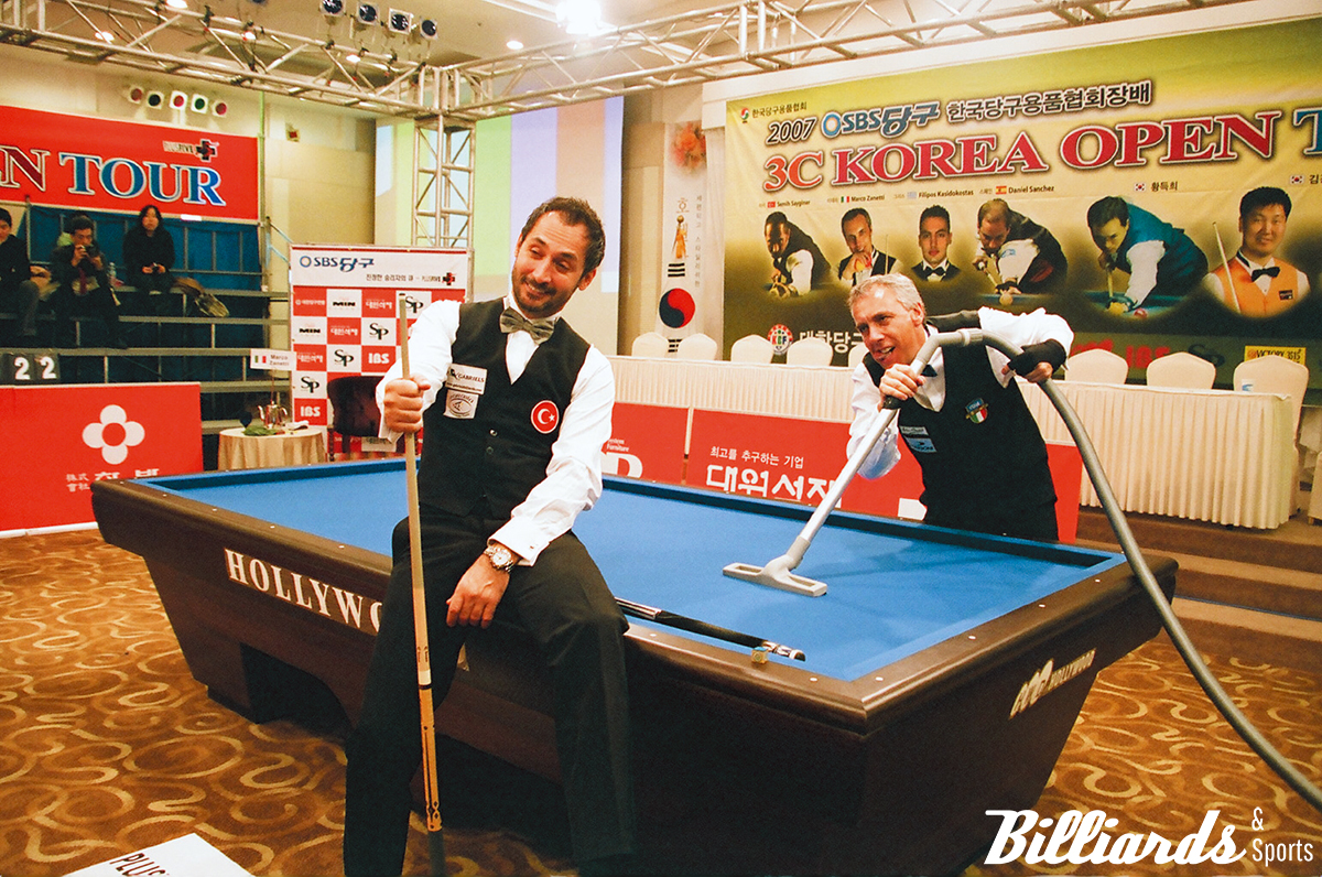 대회 중 청소기를 든 마르코 자네티(이탈리아). 그는 왜 대회를 중단하고 당구대를 청소해야 했을까? 사진=빌리어즈앤스포츠 DB
