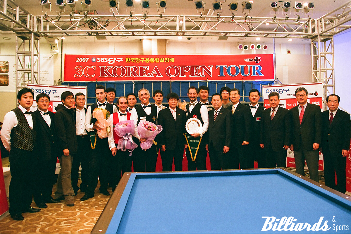 대회가 모두 끝난 후 기념사진을 찍고 있는 선수들과 대회 관계자들. 오른쪽에서 세 번째가 당시 한국당구용품협회 홍광선 회장. 