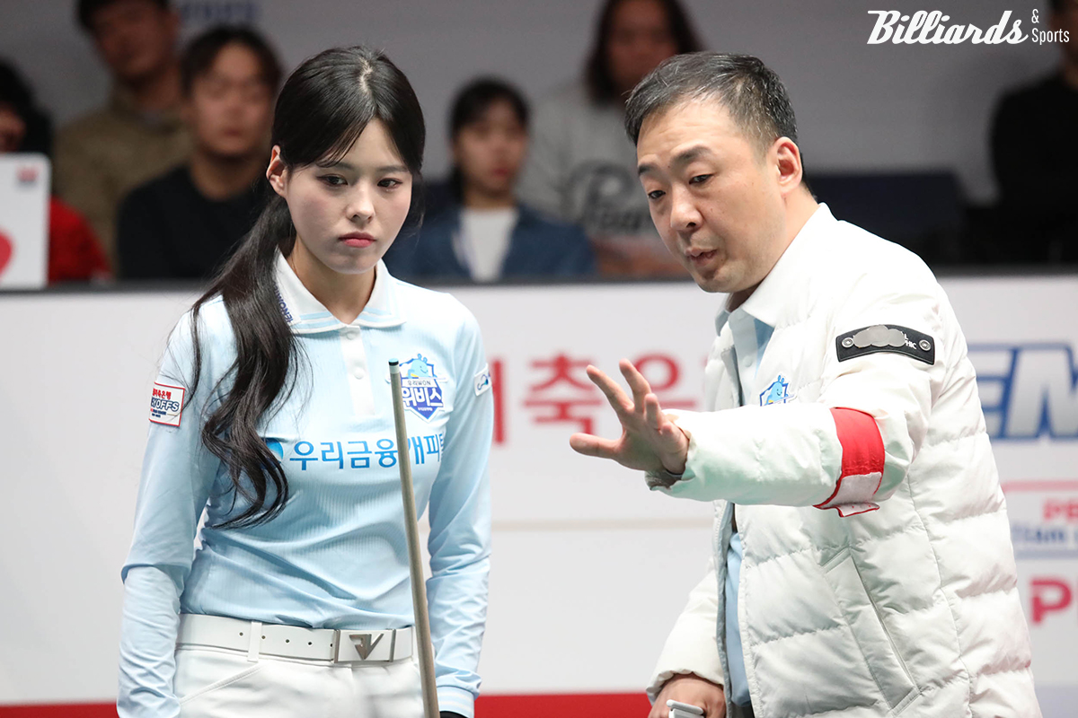 2세트 여자복식전에서 서한솔에게 작전 지시를 하는 우리금융캐피탈 주장 엄상필. 