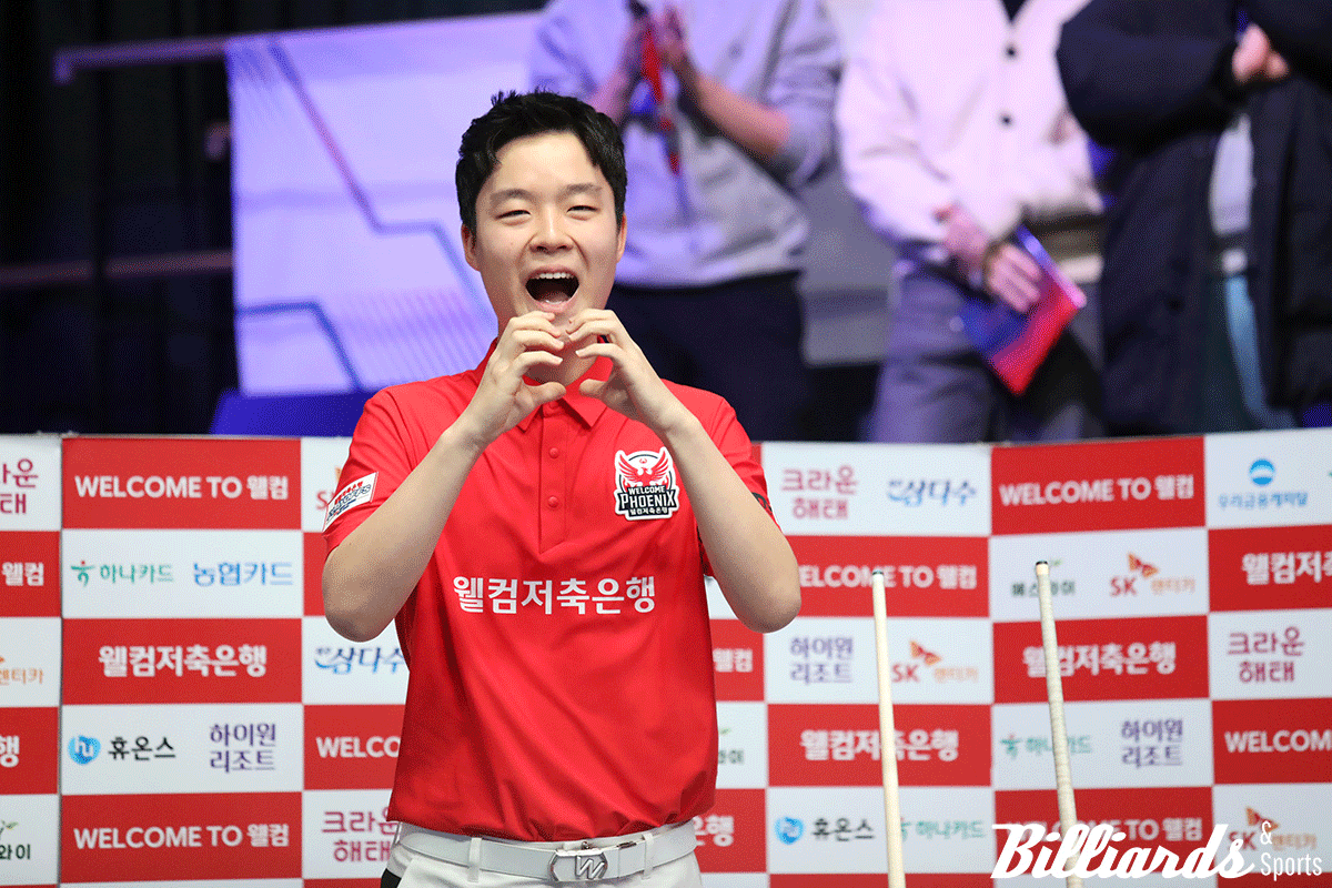 "하트, 양~" 깜찍하게 인사하는 김영원. 사진=고양/이용휘 기자 