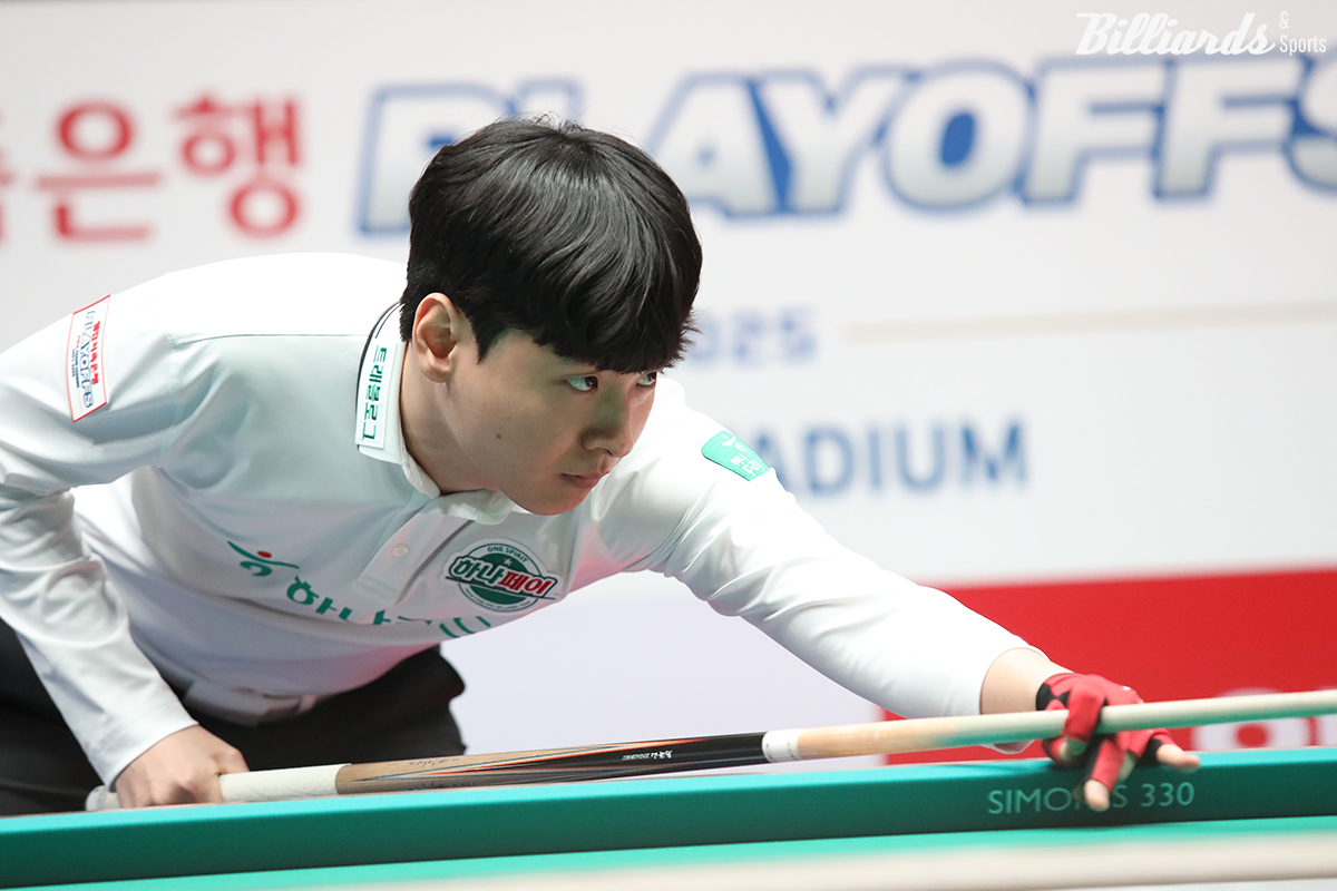 5세트에 나온 하나카드 신정주는 우리금융캐피탈 주장 엄상필을 꺾고 3-2로 역전에 성공했다.