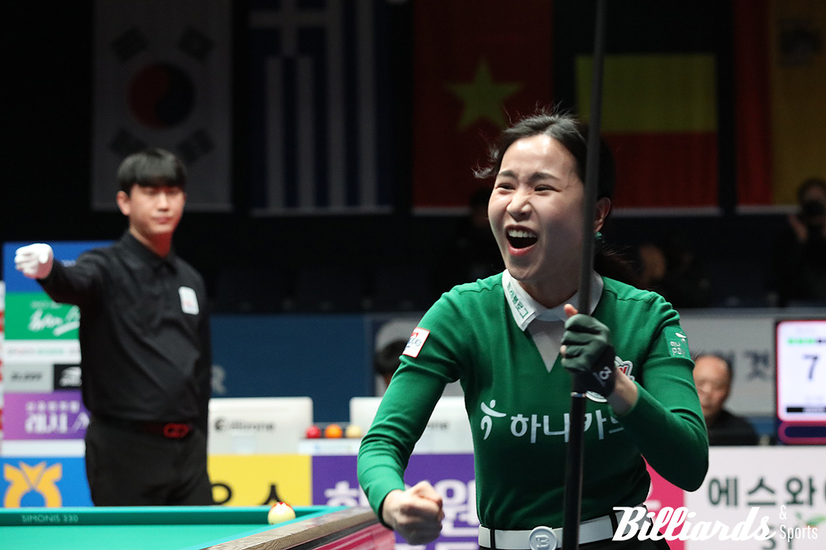2세트에 뱅크샷으로 마지막 2점을 마무리한 김진아(하나카드)가 득점이 선언되자 기뻐하고 있다.