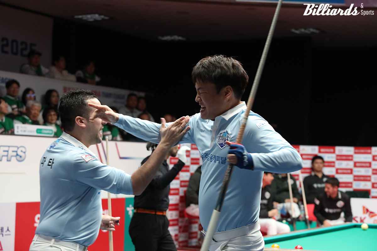 1세트 남자복식에서 강민구(오른쪽)와 다비드 사파타가 1이닝 후공에 퍼펙트큐 11점 하이런을 성공하고 있다.