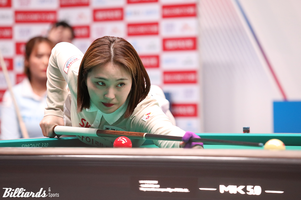 SK렌터카가 프로당구 PBA 팀리그 챔피언결정전 파이널 1차전에서 우리금융캐피탈에 세트스코어 4-2로 승리했다. 사진은 이날 6세트에서 스롱 피아비(우리금융캐피탈)를 꺾은 SK렌터카 강지은.  사진=고양/이용휘 기자