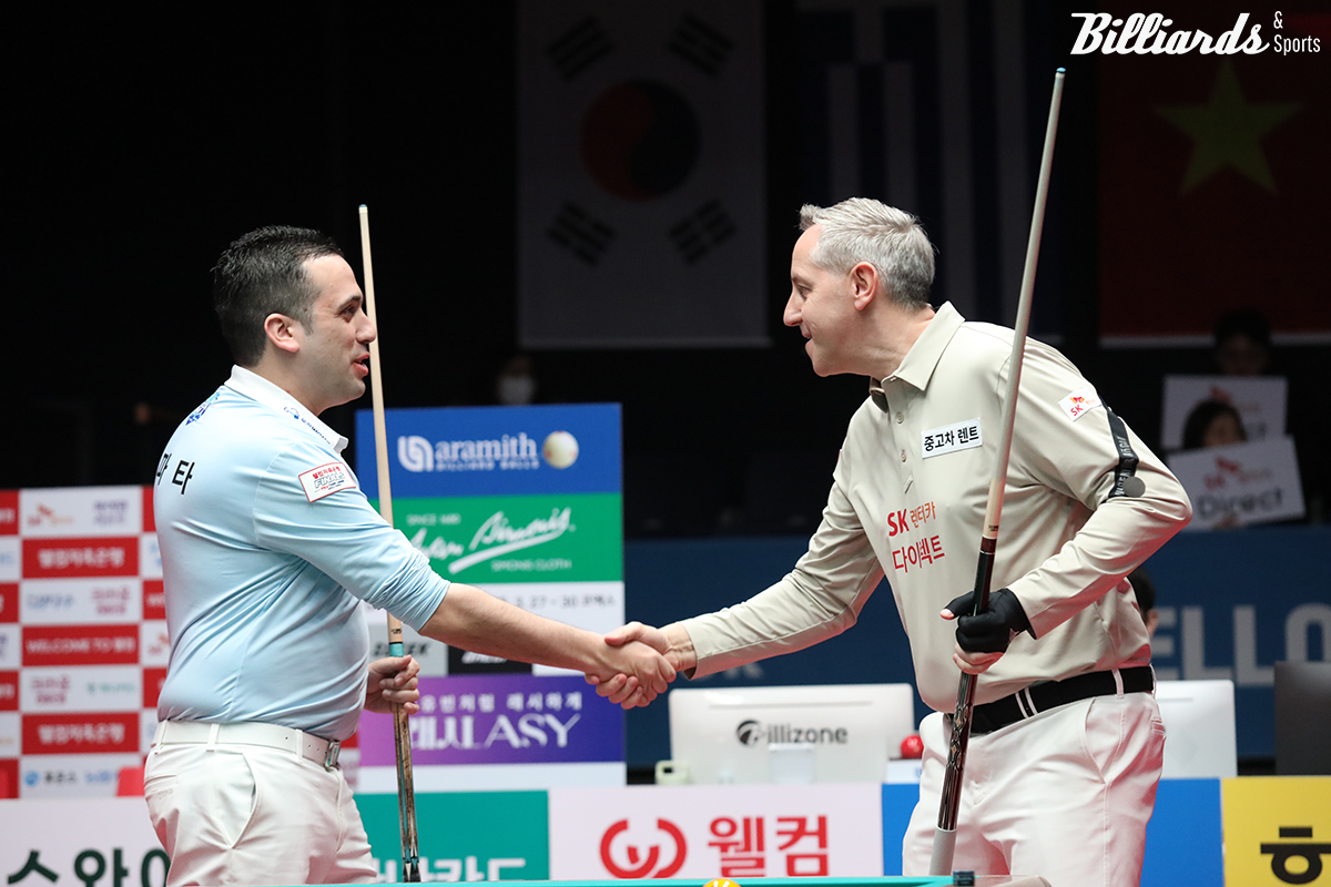 1세트 남자복식 시작 전에 악수를 나누는 SK렌터카 에디 레펀스(오른쪽)와 우리금융캐피탈 다비드 사파타.