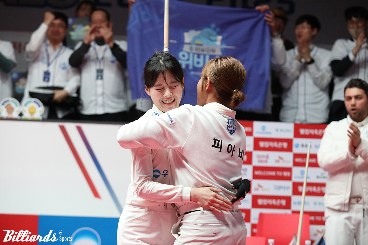 2세트 여자복식에서 승리한 뒤 기뻐하는 우리금융캐피탈 서한솔(왼쪽)-스롱 피아비