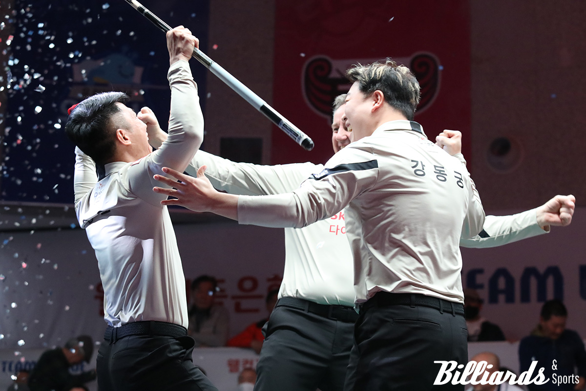 응오딘나이가 7세트 승리를 확정하자 당구대 위로 뛰어 올라가 기뻐하고 있는 강동궁과 응오딘나이, 에디 레펀스.