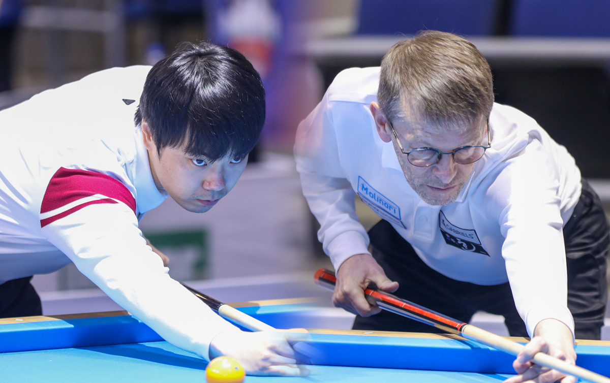 톱랭커 시드권에서 밀려나 최종예선부터 출전한 한국의 김행직(왼쪽)과 토브욘 블롬달(오른쪽)이 보고타 3쿠션 당구월드컵 16강에 진출했다.  사진=SOOP 제공