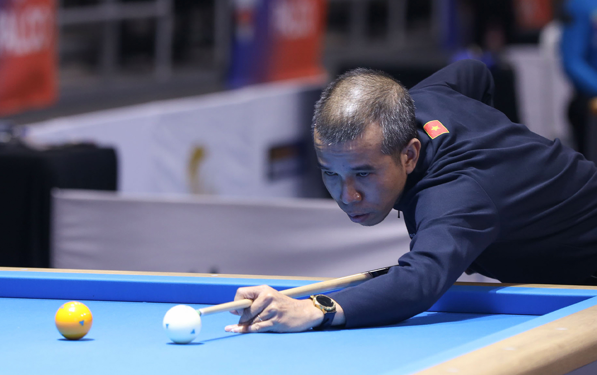 쩐뀌엣찌엔(베트남)이 세계랭킹 1위 딕 야스퍼스(네덜란드)와 2일(한국시간) 새벽 1시에 벌어지는 보고타 3쿠션 당구월드컵 16강전에서 진검승부를 벌인다.  사진=SOOP 제공
