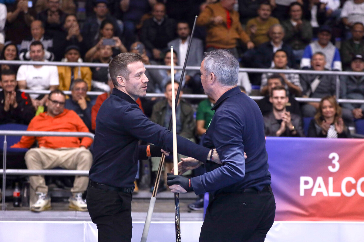 경기 후 인사하는 야스퍼스와 제레미 뷔리.