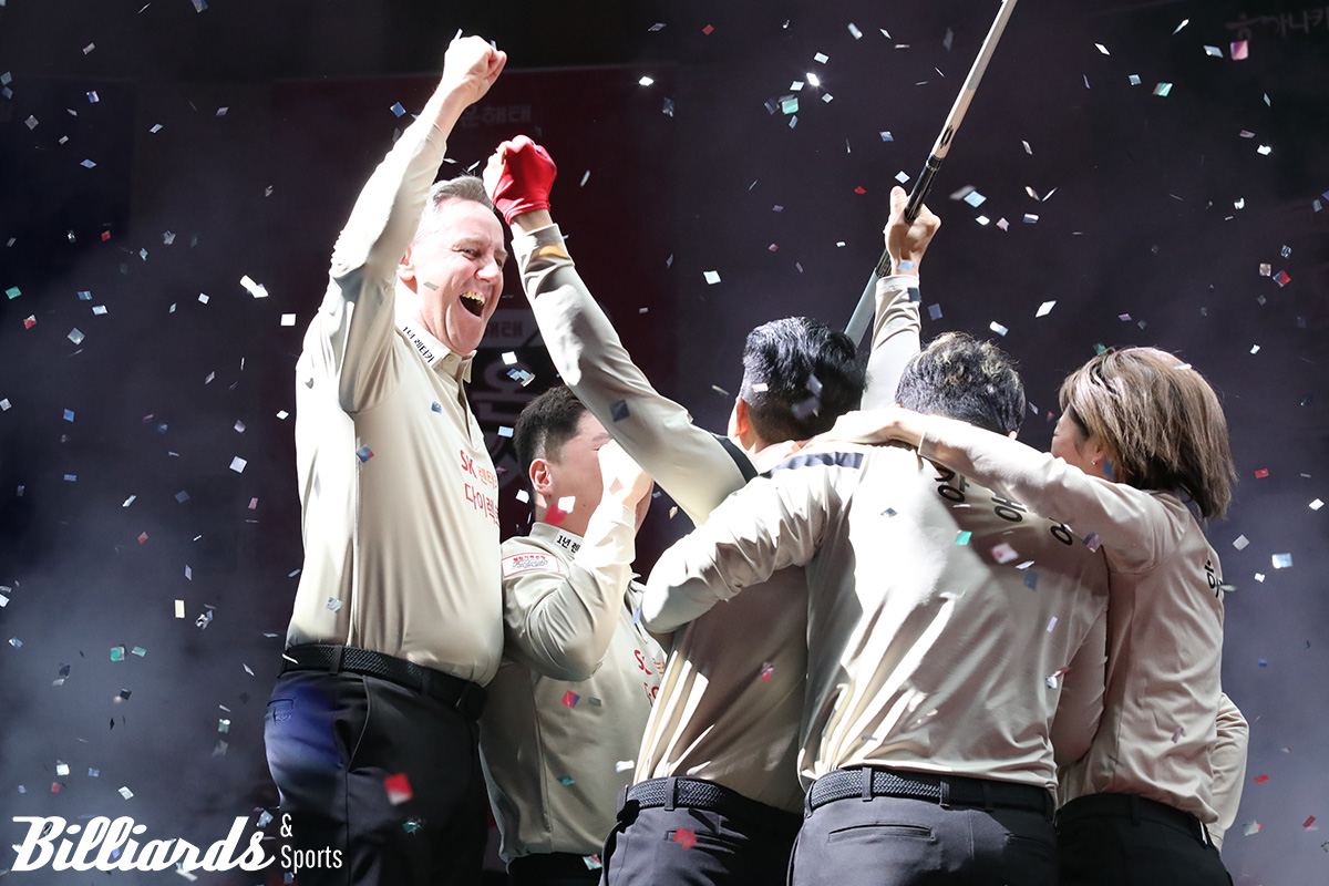 '웰컴저축은행 PBA 팀리그 2024-2025' 파이널에서 우승을 확정한 순간 테이블 위에 올라 승리를 만끽하는 SK렌터카. 맨 왼쪽이 에디 레펀스. 사진=고양/이용휘 기자