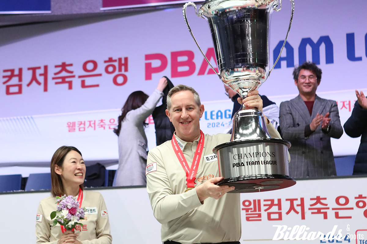 우승 트로피를 들고 기뻐하는 에디 레펀스.