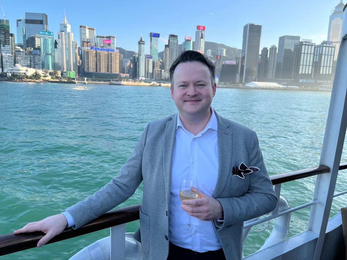 크루즈 개막식에서 포즈를 취한 숀 머피.