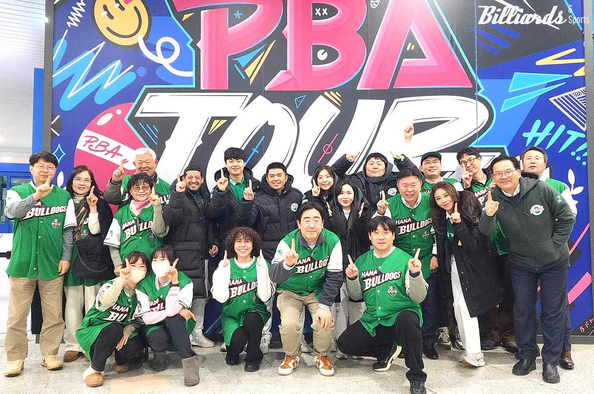 팀리그를 마치고 하나카드 선수 및 구단 가족들과 함께 기념 촬영한 사카이.