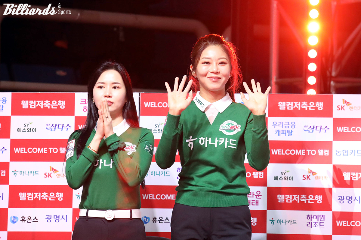 '당구 여제' 김가영(하나카드·오른쪽)과 팀 동료 김진아(하나카드·왼쪽)가 월드챔피언십 32강전에서 2년 2개월여 만에 대결을 벌인다.  사진=이용휘 기자