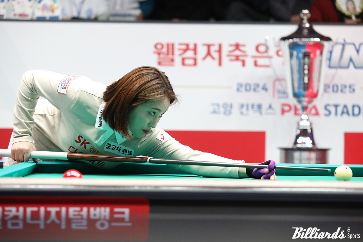 강지은(SK렌터카)은 김가영과 지난 시즌 월드챔피언십에 이어 2년 연속 조별리그에서 만났다. 월드챔피언십을 포함해 역대 상대전적에서 강지은은 김가영에게 4패를 당했기 때문에 이번만큼은 물러설 수 없는 승부다.