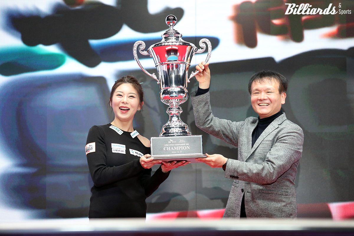 지난 시즌 월드챔피언십 우승트로피를 받는 김가영.