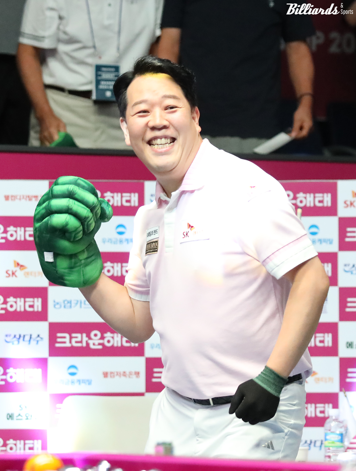 초대 월드챔피언십에서 준우승했던 강동궁(SK렌터카)은 지난 세 차례 월드챔피언십에서 모두 8강에 머물렀고, 이번 시즌에 커리어하이를 기록해 사상 첫 월드챔피언십 우승에 대한 기대감을 높였다. 사진은 이번 시즌 4차 투어 '크라운해태 PBA 챔피언십 한가위'에서 우승한 후 헐크 장갑을 착용하고 세리머니를 하는 강동궁.  빌리어즈앤스포츠 DB