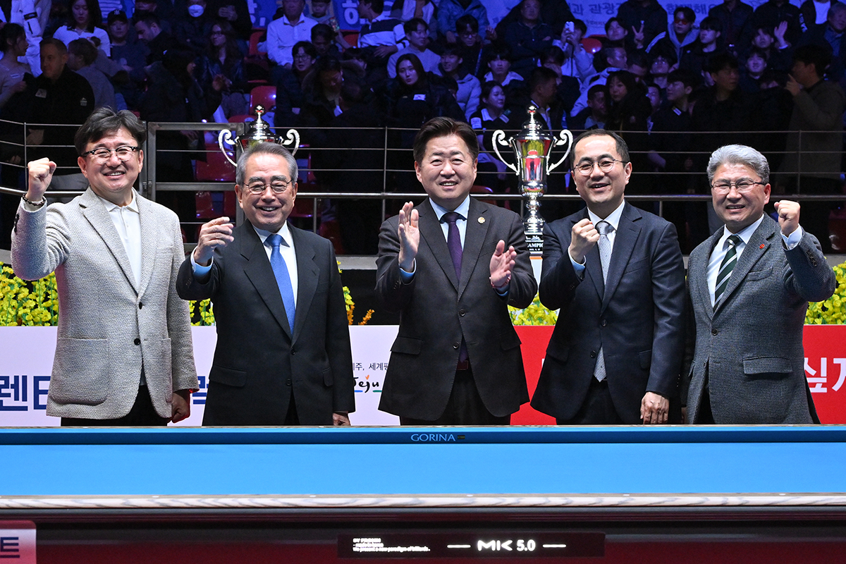 프로당구 왕중왕을 가리는 'SK렌터카 제주특별자치도 PBA 챔피언십'이 8일 오후에 개막했다. 사진은 개막식에서 기념촬영하는 PBA 장상진 부총재, 김영수 총재, 오영훈 제주도지사, SK렌터카 이정환 대표, 제주도의회 이상봉 의장.  사진=PBA 제공