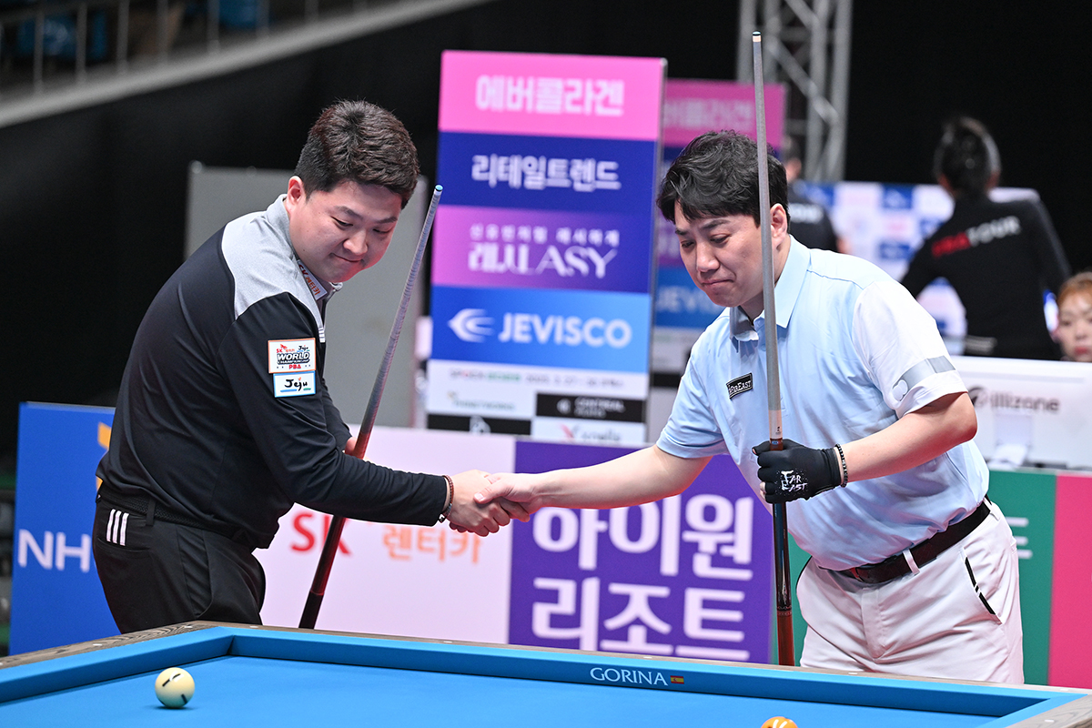 경기 시작 전 악수를 나누는 조건휘(왼쪽)와 김종원.