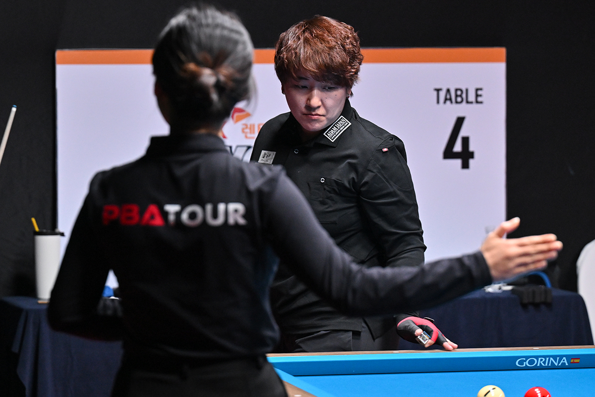 일본의 '투어 챔피언' 히가시우치 나쓰미는 김민영을 세트스코어 2-0으로 꺾고 1승을 거뒀다.