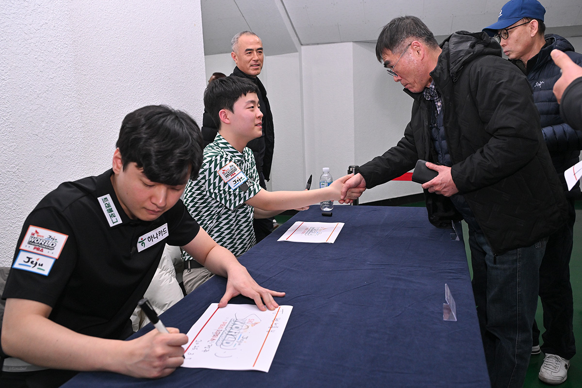 8일 조별리그 1차전 2턴 경기 후 팬사인회에 참석한 신정주와 김영원.