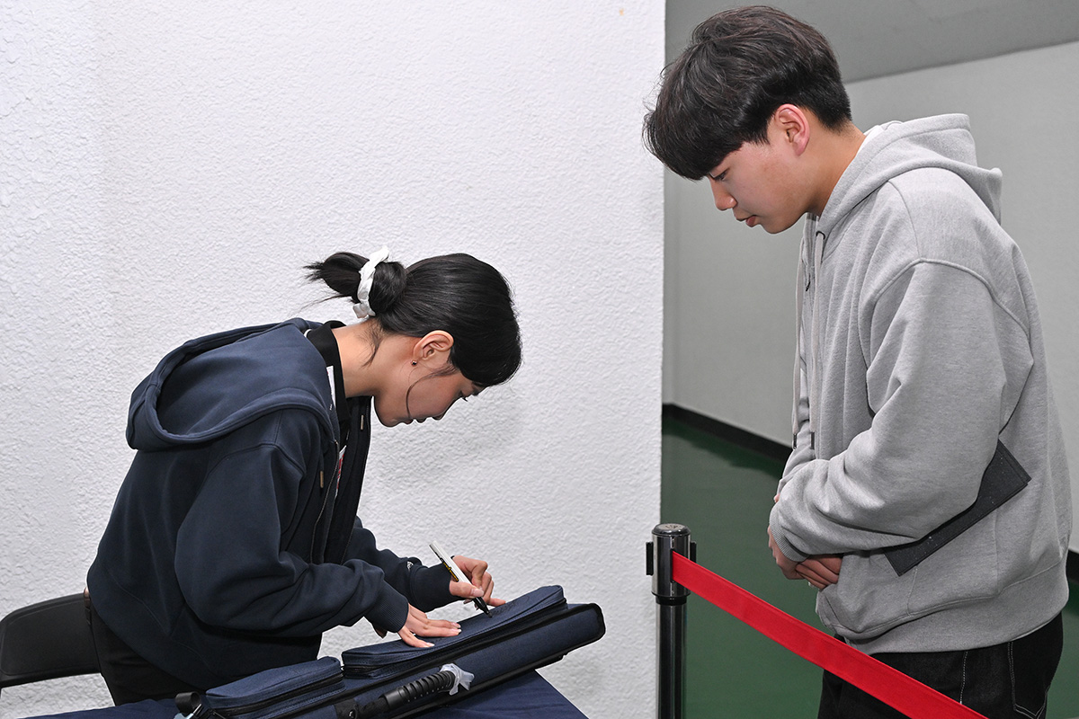 팬사인회에 참석해 당구 큐가방에 사인하고 있는 최혜미.
