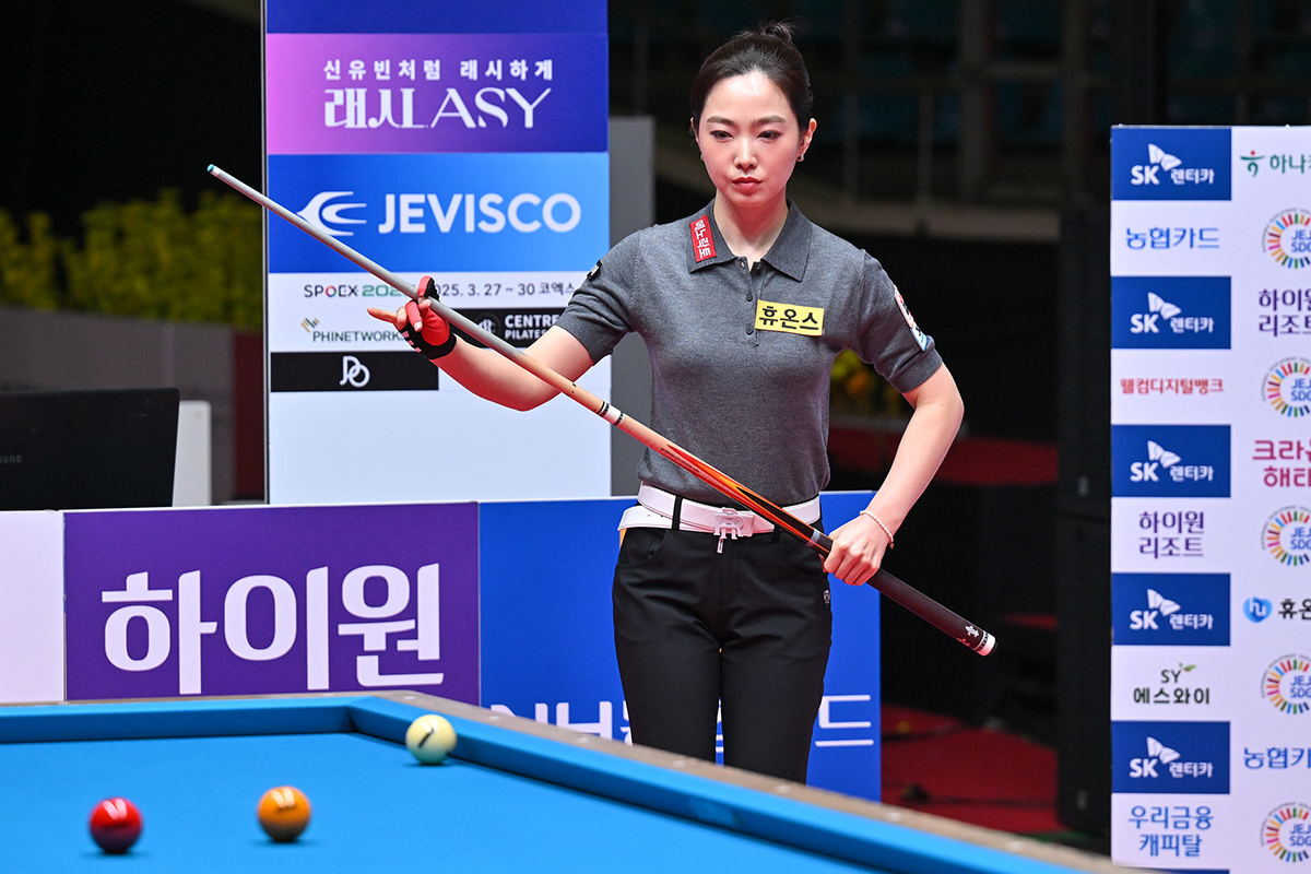 3년 만에 월드챔피언십에 출전한 차유람(휴온스)이 9일 열린 SK렌터카 제주특별자치도 LPBA 월드챔피언십 조별리그 F조 첫 경기에서 이신영(휴온스)을 세트스코어 2-1로 꺾고 1승을 선취했다.  사진=PBA 제공