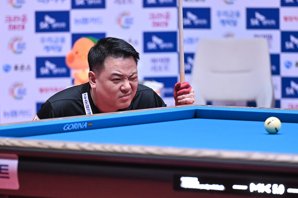 프로당구 PBA 월드챔피언십 3회 연속 우승을 노리던 조재호(NH농협카드)가 팀 동료 김현우1(NH농협카드)에게 발목을 잡혀 조별리그에서 조기 탈락하는 이변이 일어났다.  사진=PBA 제공 