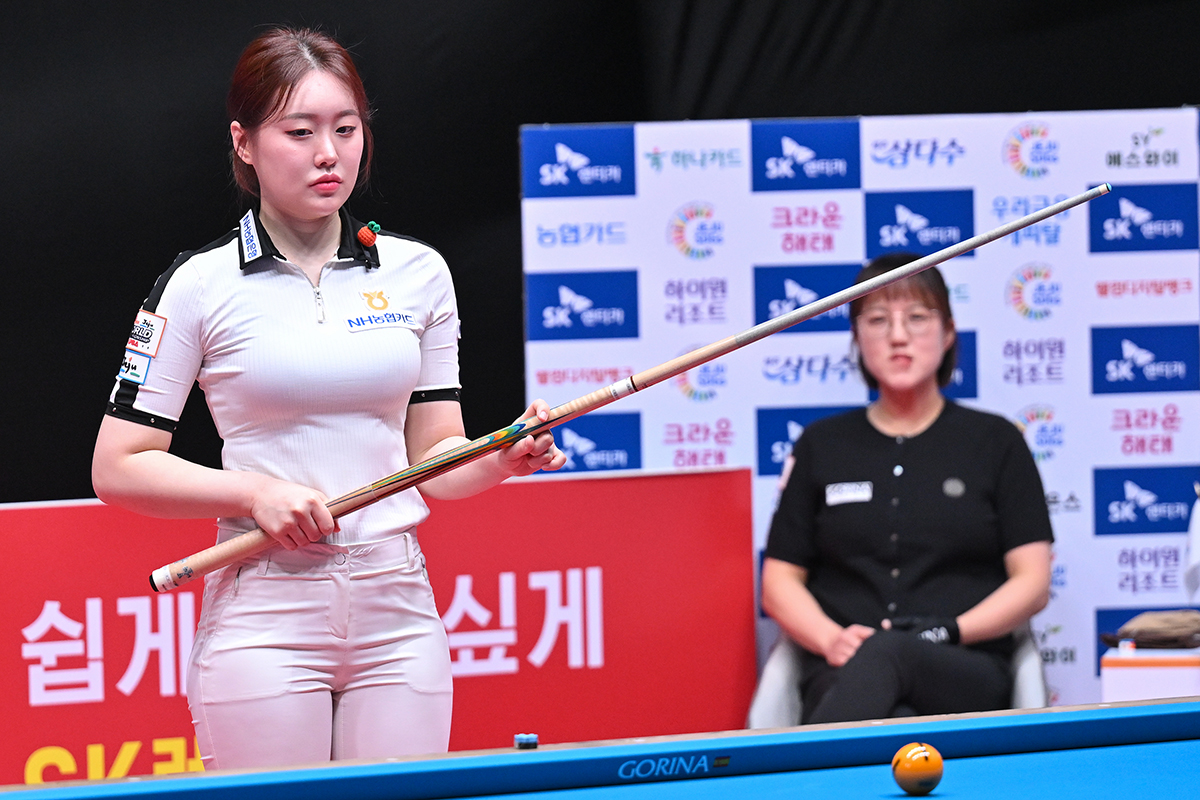 여자 프로당구 월드챔피언십 조별리그 마지막 경기에서 같은 소속 팀 선수 간에 16강행 운명이 걸린 가혹한 승부가 예고돼 있다. 사진은 H조에서 16강 진출에 도전하는 김보미(NH농협카드)와 장혜리.  사진=PBA 제공