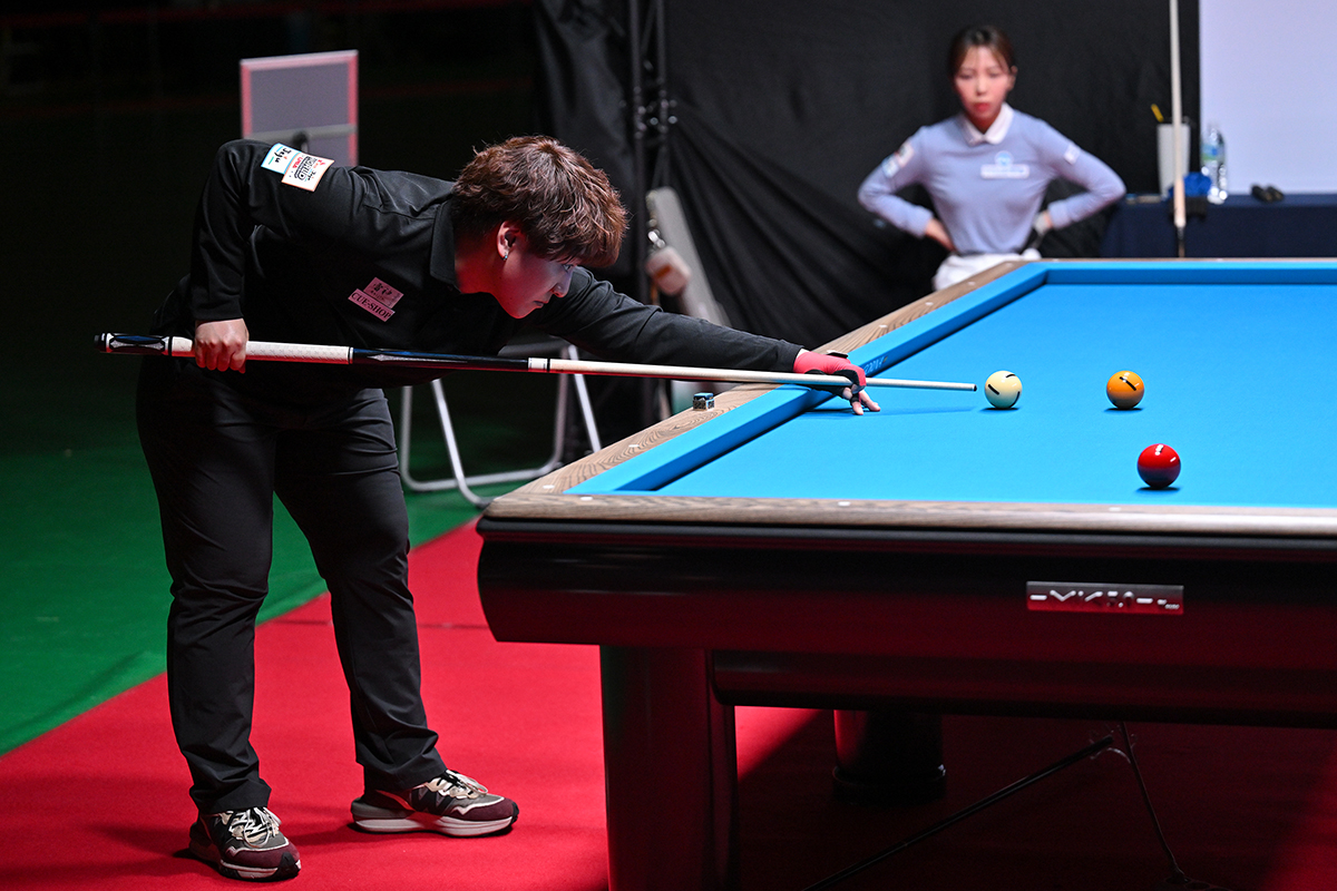 스롱 피아비(우리금융캐피탈)와 경쟁하는 D조 히가시우치 나쓰미(일본).